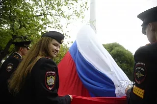 В Екатеринбурге установили 30-метровый флагшток с флагом РФ